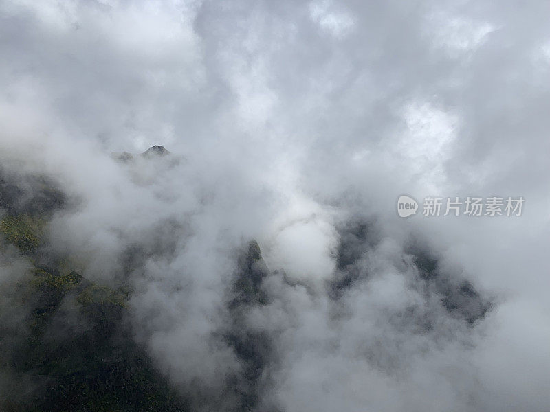 尼尼奥达曼塔(Ninho da Manta)或鹰巢(Eagle’s Nest)的马德拉岛山上的云朵